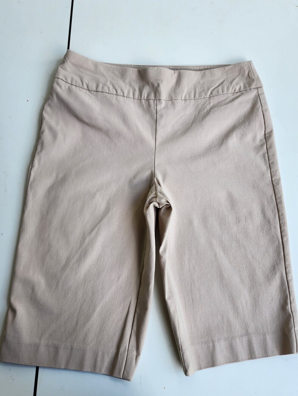 So Slimming Chicos shorts size 0 or S 4 beige 12" inseam pull on stretch
